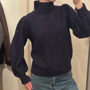 Mörkblå stickad polotröja - Stickad/ribbad tröja från SECOND FEMALE. Kort modell. Storlek S🩷🩷