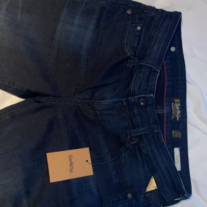 Replay jeans - Fina replay jeans jag köpte ifrån Sellpy för 250kr💓  aldrig använt och lappen sitter kvar, säljer då jag har för många jeans 🥰 skriv för mått, bilder eller andra frågor, pris kan diskuteras❤️❤️