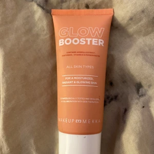 Glow Booster från Makeup Mekka - Glow Booster för alla hudtyper som återfuktar och ger en strålande lyster. Innehåller acerolaextrakt, panthenol, vitamin E och granatäppleextrakt. Kan användas ensam eller blandas med foundation för en glödande finish. Vegansk och dermatologiskt testad. Har aldrig använt den 