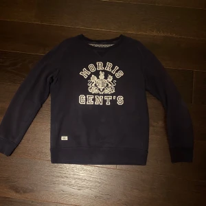 Morris tröja - En snygg tröja från Morris i marin blå färg, tröjan är använd men fortfarande i ett bra skick. 