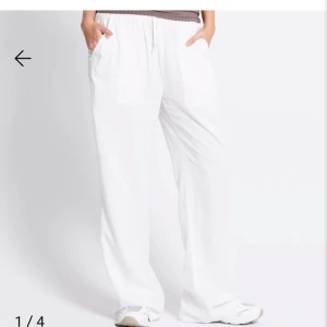 Vita mjukisbyxor med dragsko - Snygga och bekväma vita linnebyxor, ny skick och passar storlek S med