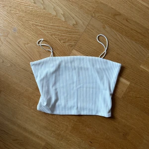 Vitt linne  - Vitt linne i ribbat tyg. Storlek S, fint skick