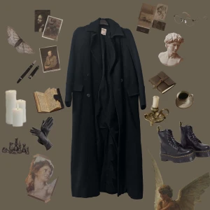 Mörkblå kappa från Zara Trafaluc - Säljer en elegant mörkblå kappa från Zara Trafaluc. Den har en klassisk design med långa ärmar och knappar framtill. Perfekt för att ge en stilren look. Passar bra till både vardag och speciella tillfällen.