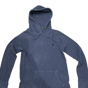 Blå hoodie från Ralph Lauren - Säljer denna blå Ralph Lauren hoodie som knappt är andvänd. Hör av er vid frågor eller funderingar.