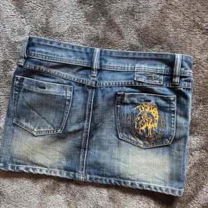 Blå jeanskjol från Diesel - Snygg blå jeanskjol från Diesel. Storlek M aldrig använd pga för liten. Pris kan diskuteras ❣️