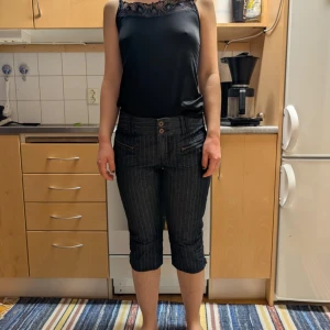 Capri byxor y2k - Storlek 44 men skulle säga storlek 29/30. Lite för stora för mig. Köpt secondhand 