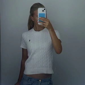 Vit kabelstickad tröja från Ralph Lauren - En jättefin stickad t shirt från Ralph Lauren. Storleken är S, men passar oxå XXS och XS då den har en slim fit. Endast använd 2-3 gånger. Nypris är 2500kr, och mitt pris är 1000kr men kan absolut gå ner i pris vid snabb affär. Bara att skriva om ni har några funderingar!! 💕💕💕