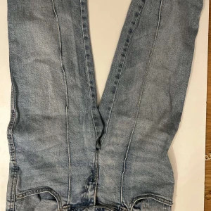 Blå jeansbyxor - Snygga blå jeansbyxor med en klassisk look. Perfekta för en avslappnad stil. De har en rak passform och är tillverkade i ett slitstarkt denimtyg.