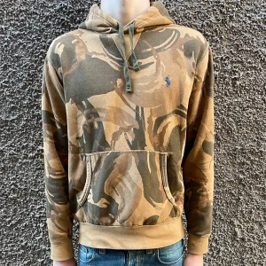 UNIK RALPH LAUREN HOODIE - Tjena, säljer en riktigt tung Ralph lauren hoodie i ett camo liknande mönster. Storlek M men funkar för de flesta som bär S. Hör av dig vid fler frågor, priset är inte hugget i sten!