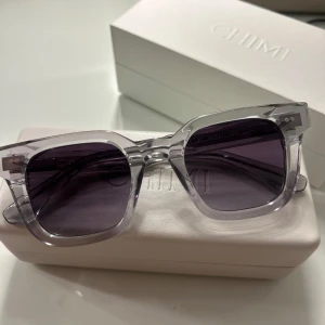 Chimi ”04 grey”  - Chimiglasögon i färgen ”grey” och modellen ”04”. Sparsamt använda utan defekter, original förpackning ingår 💞Pris är diskuterbart 🌟