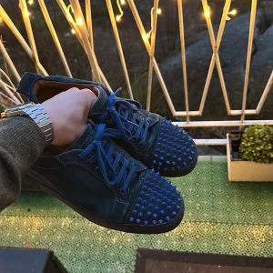 Christian Louboutin skor - Tja säljer ett par louboutins i storlek 41. Bra skick och inga skador på skorna! Sjävklart äkta👌. Allt på bilderna medföljer vid köp. Hör av er vid frågor eller funderingar samt diskussioner om pris 