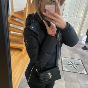 Vinterjacka  - Säljer min fina Moose knuckels jacka på grund av den inte kommer till användning, den är i storlek S men funkar till M och XS. Köpt på Lena sport finns äktahets bevis. Använd fåtal gånger, inga defekter heller💕