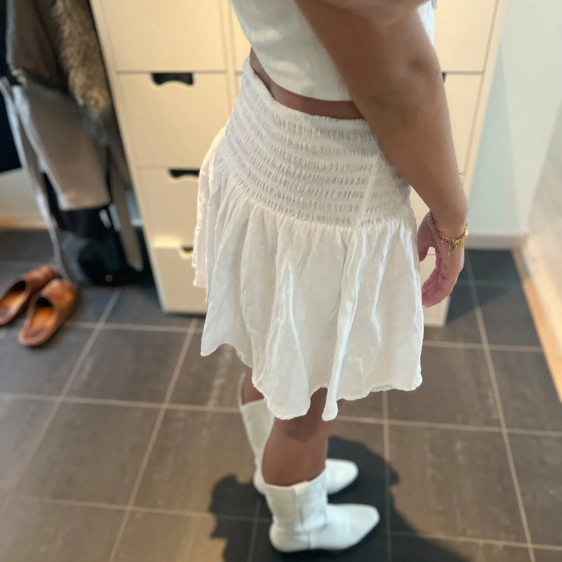 Vit kortkjol med volang - 4