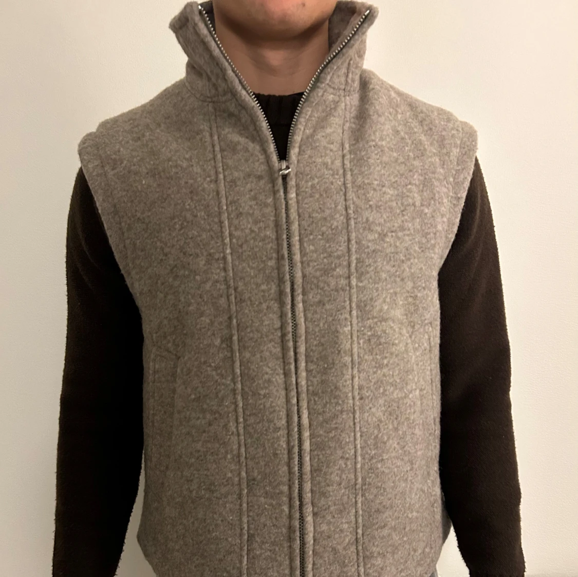 Grå ullväst med dragkedja
