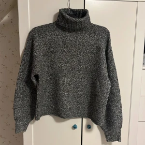 Grå stickad polotröja  - Mysig grå stickad polotröja från Sincerely Loved i storlek S. Perfekt för kyliga dagar med sin höga krage och långa ärmar. Tröjan har en klassisk design som passar till det mesta. 🧶