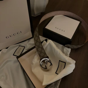 Gucci bälte  - Säljer ett stilrent bälte från Gucci med det klassiska GG-mönstret. Använt fåtal gånger, alla original tillbehör medföljer (kvitto, box osv) Storlek smal, 90cm. 