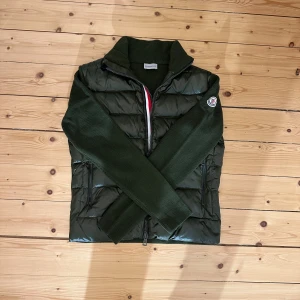 Moncler Cardigan - Extremt eftertraktad och sälssynt moncler cardigan är nu till salu | perfekt inför vår/sommar | Köpt här på Plick så osäker kring äkthet | tveka inte att kontakta om minsta intresse 