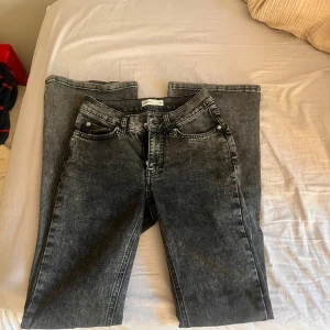 Gråa GinaTricot jeans - säljer dessa snygga, gråa och trendiga GinaTricot jeans som tyvärr inte kommer till användning💓. de är använda ett få antal gånger med inga större fläckar eller slitage förutom lite längst ner på benen (se bilden)💞 nypris 499, skriv för fler bilder☺️