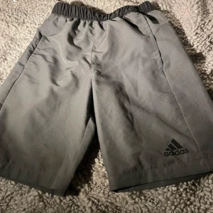 Grå shorts från Adidas - Snygga grå shorts från Adidas i ett mycket bra skick 