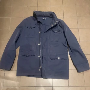 Ralph lauren Field Jacket - Säljer denna raffe field jacka i storlek xs, den är i princip i nyskick och är perfekt för både vinter och vår. Tveka inte på att höra av dig!