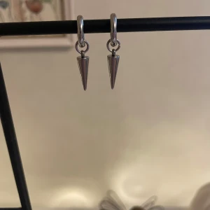 Fiona Earrings  - 49kr per par, gjorda i rostfritt stål vilket innebär att de inte färgar av sig eller tappar färg💞 Beställ via Plick eller Ebnorth.quickbutik.se🤗