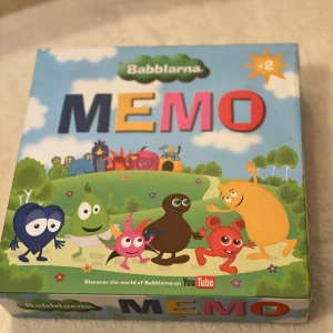 Babblarna Memo-spel - Säljer ett Babblarna Memo-spel med 72 kort (36 par). Spelet har färgglada kort med karaktärer från Babblarna-världen. Perfekt för att träna minnet och ha kul med familjen. Upptäck Babblarna på YouTube och njut av detta roliga spel! Tyvärr har jag bara  34 par .som ni ser på sista bild ,det är dem som saknas .men det går att spela ändå 😊