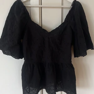 Hålbroderad blus  - Helt ny blus med hålbroderier. Super gullig och passar till allt!!