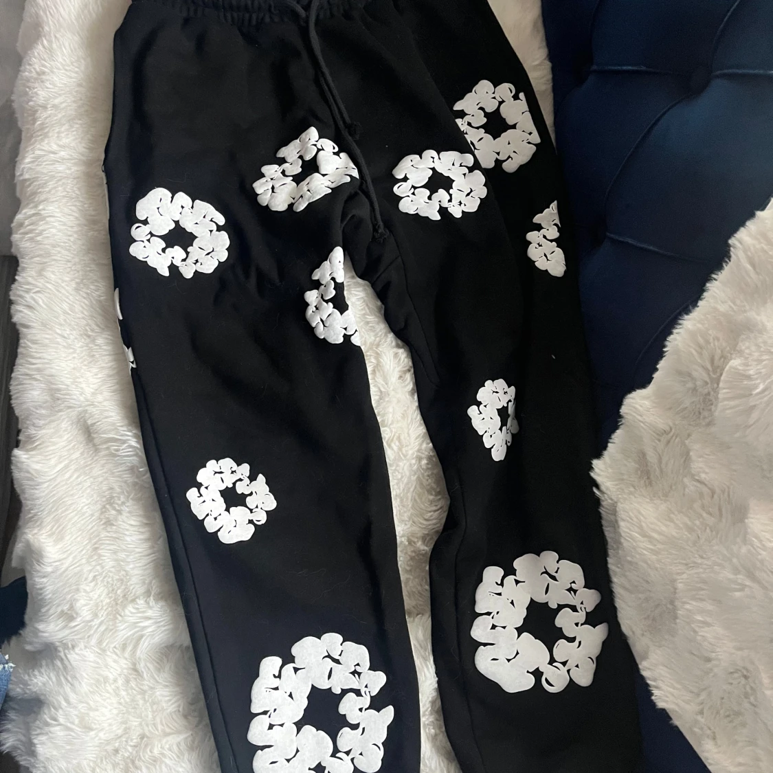 Svarta byxor med vita blommor från Denim tearsTears - 1