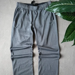 Nike loose sweatpants - Nike sweatpants med loose fit. 10/10 skick. Svåra att få tag i därav priset:) hör av er vid frågor:)