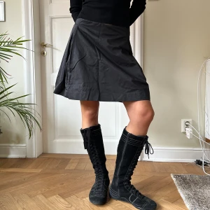 Svart söt over the knees kjol - Plisserad där fram och slät därbak. Spansk vintage. Perfekt till hösten! Passar S/M