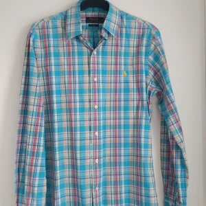 Ralph Lauren skjorta  - Bra skick förutom vid kragen då den är lite sliten men det märks inte 7/10