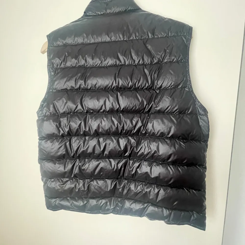 Moncler Väst 8/10 skick Knappt använd Svart Storlek:1/S  Nypris 8000kr. Jackor.