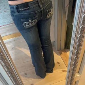 Lågmidjade jeans  - Innerlängdsben: 80cm midjemåttet rakt över: 35cm! Jätte snygga jeans helt oanvända eftersom dem är lite små i låren på mig, pris kan diskuteras vid snabb affär! Köpta för  1500