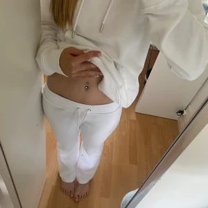 Mjukis byxor  - Säljer ett par supermysiga mjukisbyxor som är perfekt för hösten. Materialet är mjukt och bekvämt, perfekt för att mysa i hemma eller för en avslappnad stil ute. barnstorlek 158 men passar mig (är xs o 160 cm)