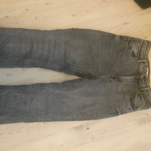 Gråa bootcut jeans - Jag säljer att pargråa bootcut jeans i storlek 36! Jag har aldrig använt dom bara testat en gång. Jag är 171 lång och dom är lite korta i benen. 