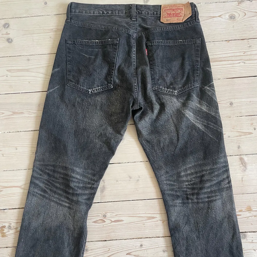 säljer mina levis 501 med en as snygg och unik tvätt, köpte på studio95Vintage på hantverkargatan för 750 kr. säljer pga att det är för långa för mig. skriv till mig om du är intresserad!. Jeans & Byxor.