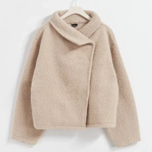 Höstjacka - Säljer min jacka från Gina Tricot. Den är storlek S men passar även XS och M. Köpt i våras och är i bra skick. Ena knappen är lite lös men går att lösa innan den skickas. Kom privat för egna bilder!