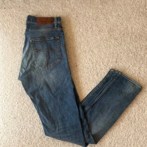 Tiger of Sweden  - Tja säljer nu min riktigt snygga tiger of Sweden jeans. Jeansen är i riktigt bra skick vilket motsvarar 9/10. Nypris ligger på 1600kr men säljs nu för endast 449kr