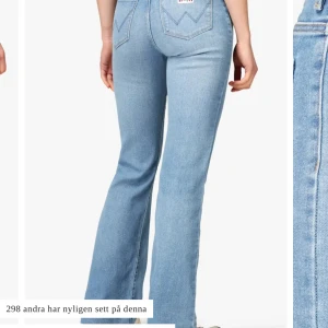 Wrangler jean - Snygga jeans från wrangler, bra skick utöver lite slitet där nere. Nypris: 949