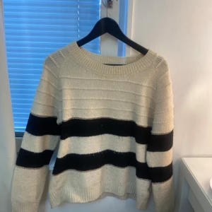 Tröja  - Använd nåra gånger men fortfarande i bra skick. Den har stolen S men är stor i storleken 