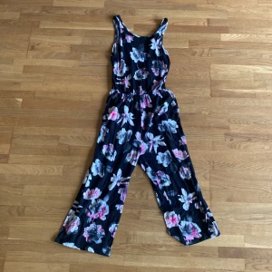 Svart byxdress med fint blomm mönster - Använd få gånger bra skick