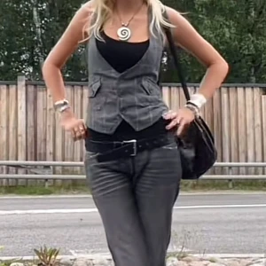 Beige väst från edc - Säljer en snygg grå väst från edc i storlek XS.  Inte den västen på första bilden men liknar den. Den är tillverkad i ett slitstarkt material och har en justerbar rem baktill. skitcool men kommer inte till användning.