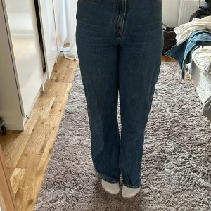 Levis jeans - Fina jeans från Levis som tyvärr inte passar mig längre. Jag är 170cm lång och brukar ha S på mig. Pris kan diskuteras vid snabbaffär 