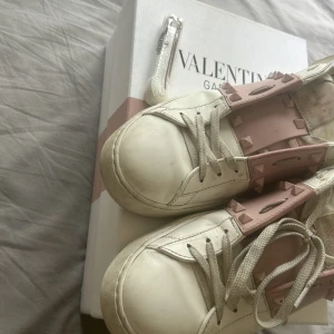 Valentino skor  - Säljer mina älskade Valentinos då dom e lite för stora och ja tröttnat på dom fick dom i födelsedagspresent de är storlek 39 det är köpa för 7500kr
