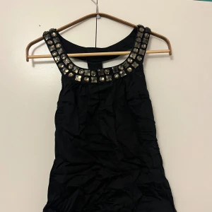 Topp - Supersöt svart topp med stenar på. Storlek S 💓💓💓