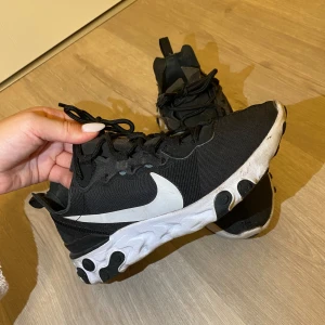 Nike skor - Säljer dessa snygga Nike skor som jag tror är löparskor egentligen men har inte använts till det. Jättesköna och i bra skick, har försökt få med alla vinklar, finns ingen specifik defekt.