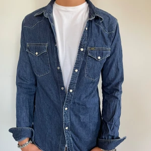 Jeans skjorta - Jeans skjorta från lee!  Skick: 10/10 Strl: M Modell: 182, ca 70kg!