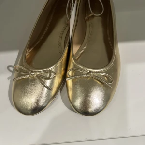 Ballerina skor  - Super söta ballerina skor, använt 1 gång, ny skick!! Kom inte till användning 