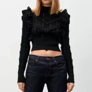 Zara tröja - Säljer denna stickade volang tröjan ifrån Zara🩷 Använd fåtal gånger Storlek - S 