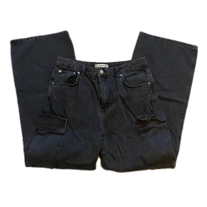 CARGO JEANS - Cargo jeans ifrån Denim Rebel, använda 2 ggr så i fint skick. Strl 42💕